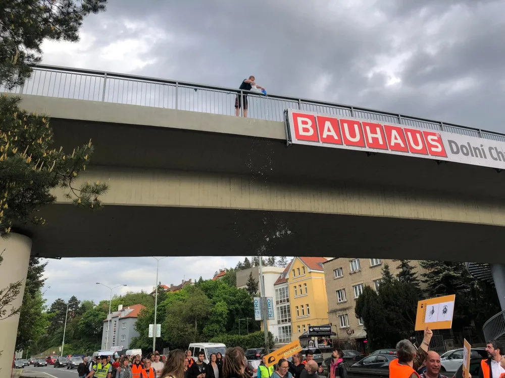 Aktivisté opět vyrazili na pochod mezi auty. Báli se, že bude bez doprovodu policie