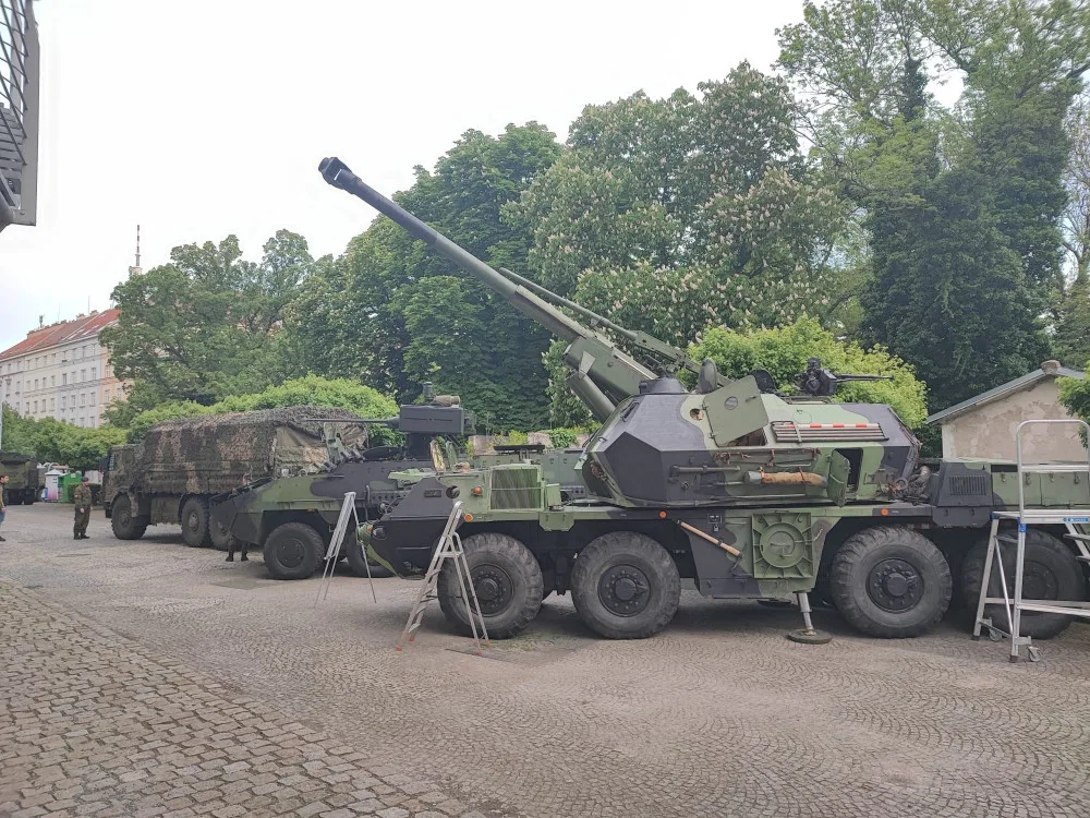 Pražský Žižkov obsadila těžká vojenská technika. Začal den armády