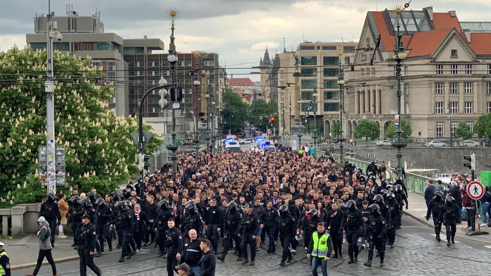VIDEO: Fanoušci Slavie prošli v poklidném pochodu Prahou pod dohledem policie
