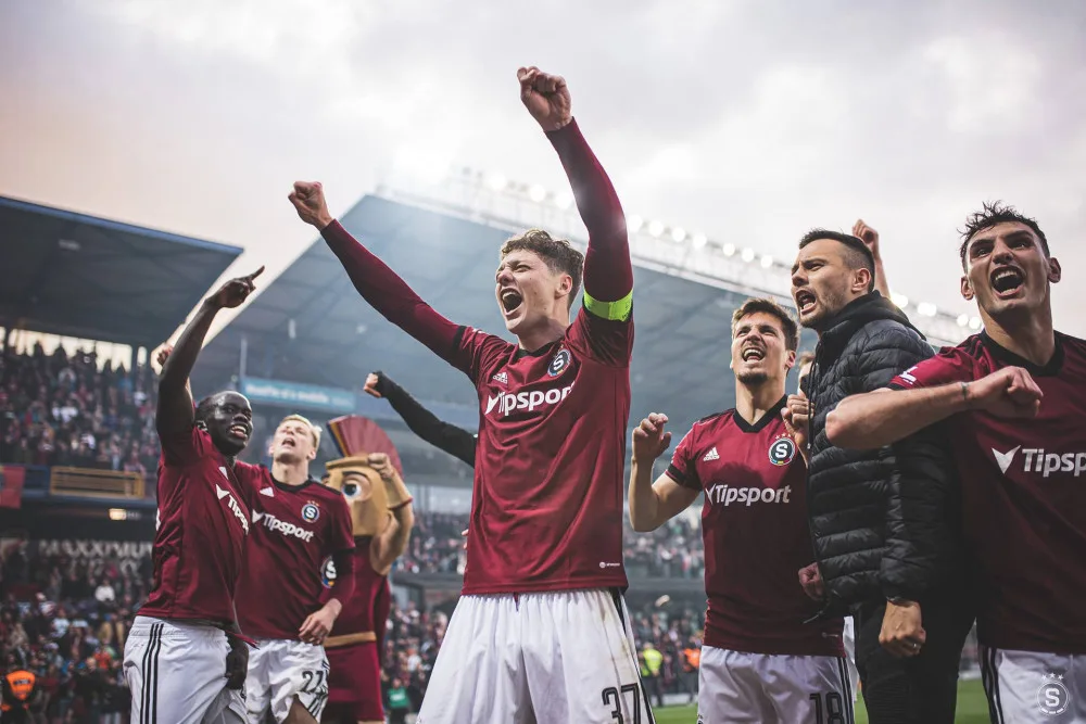 Rádi bychom hráli fotbal, ale hraje se o titul, říká po vítězném derby Sparťan Krejčí