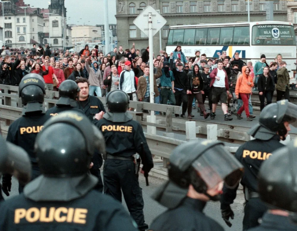 Policejní zásahová jednotka sleduje pochod účastníků akce Global Street Party po pražské magistrále. ČTK / Železný Tomáš