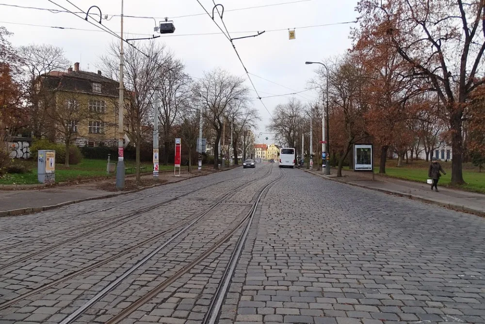 Začala oprava Badeniho ulice na Hradčanech. Neprojedou auta ani tramvaje