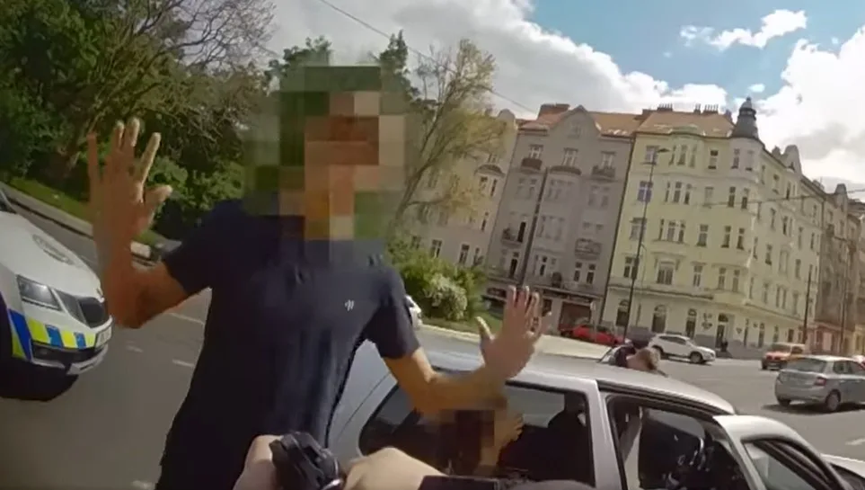 Mladík střílel u zastávky plné lidí. Plynovou pistoli si prý chtěl jen vyzkoušet