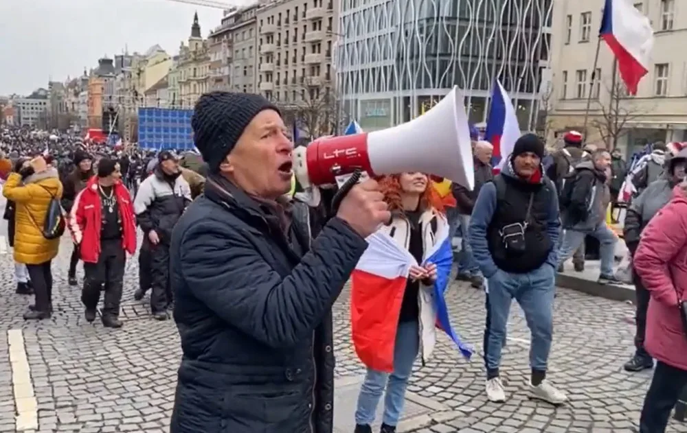 Muž, který vyprovokoval pokus o stržení ukrajinské vlajky z muzea, dostal podmínku