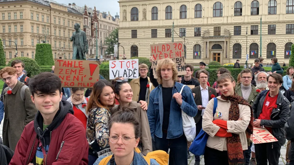 Mladí se sešli v centru Prahy. Vláda na nás nemyslí, stěžují si