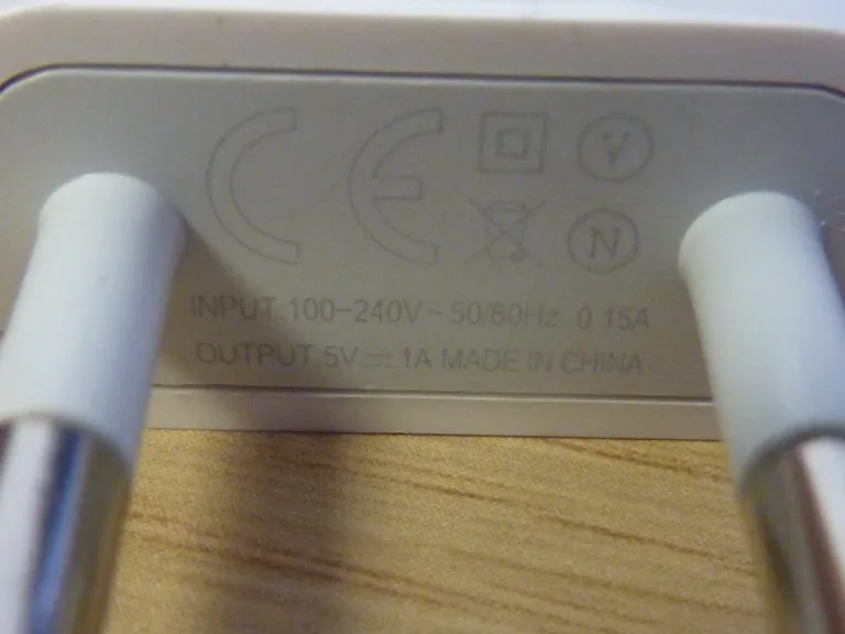 V Česku jsou nebezpečné nabíječky pro iPhone. Obchodní inspekce před nimi varuje