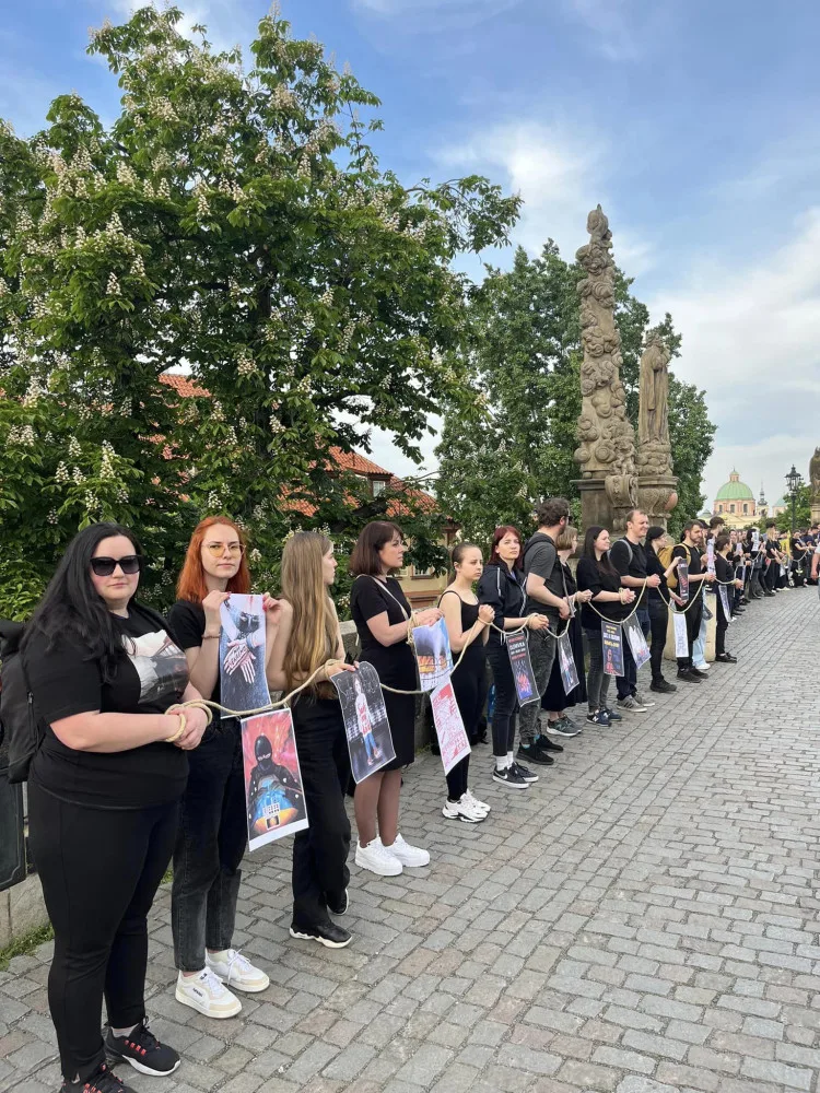 Lidé na Karlově mostě připomněli obránce Mariupolu v ruském zajetí