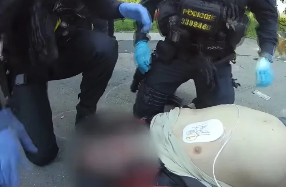 VIDEO: Muž zkolaboval v parku a přestal dýchat. Život mu zachránili policisté