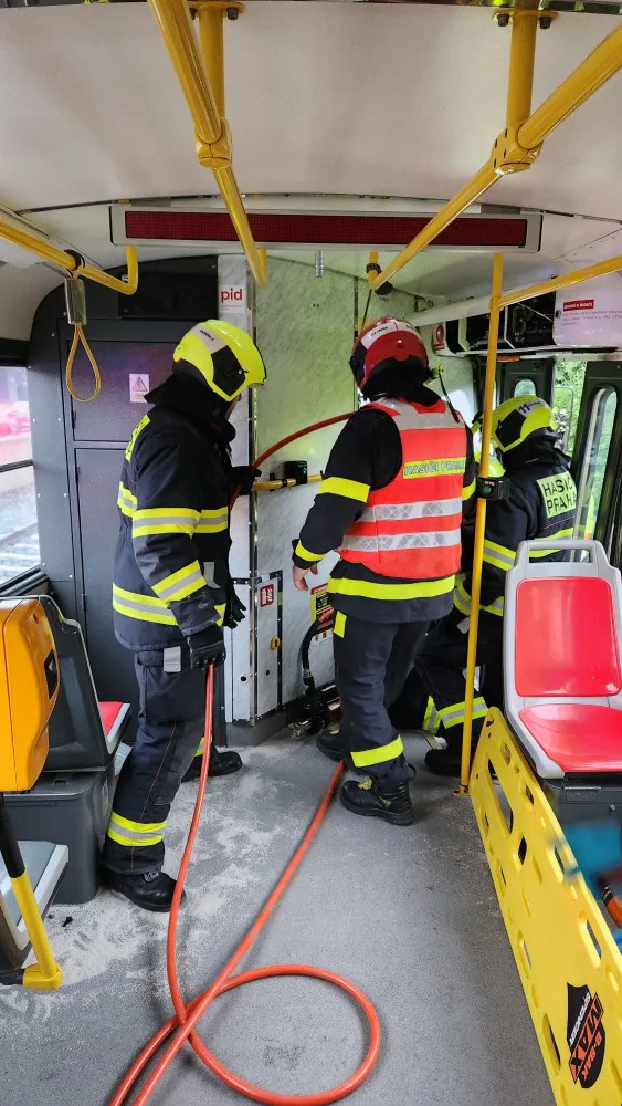 V Praze se srazily dvě tramvaje. Řidiče vyprošťují hasiči