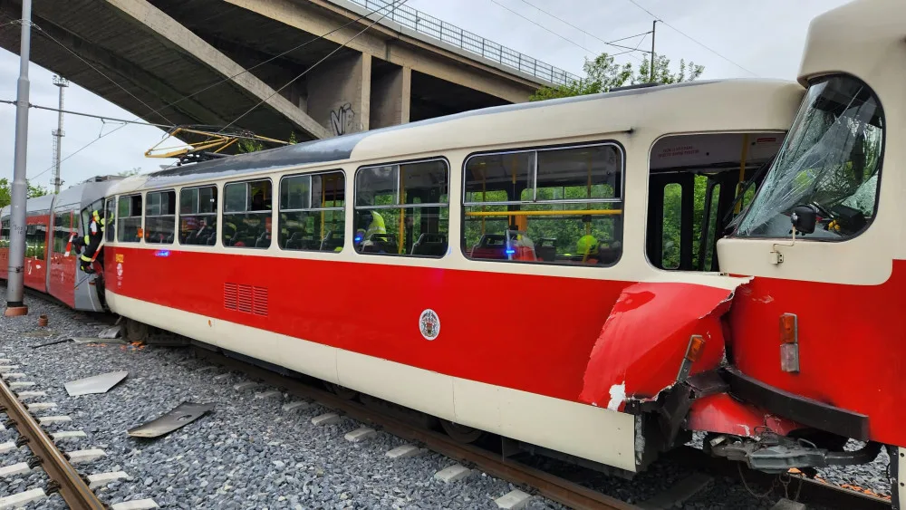 V Praze se srazily dvě tramvaje. Řidiče vyprošťují hasiči