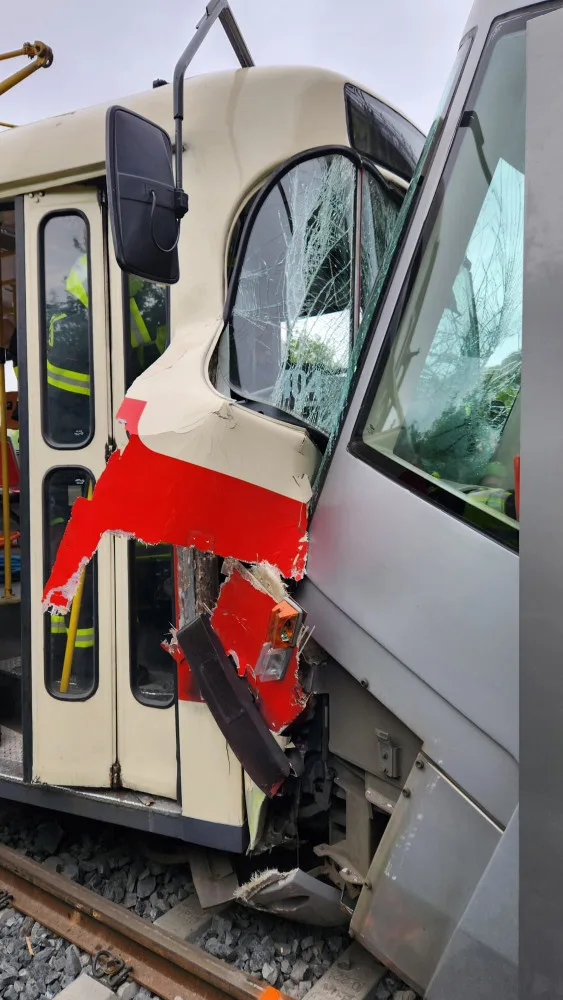 V Praze se srazily dvě tramvaje. Řidiče vyprošťují hasiči