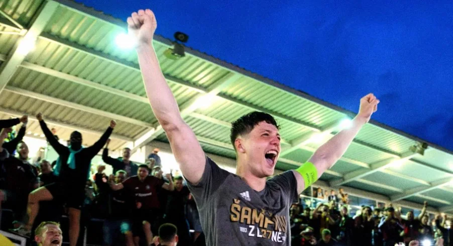 Fotbalisté Sparty slavili zisk titulu na benzince i v pražském klubu