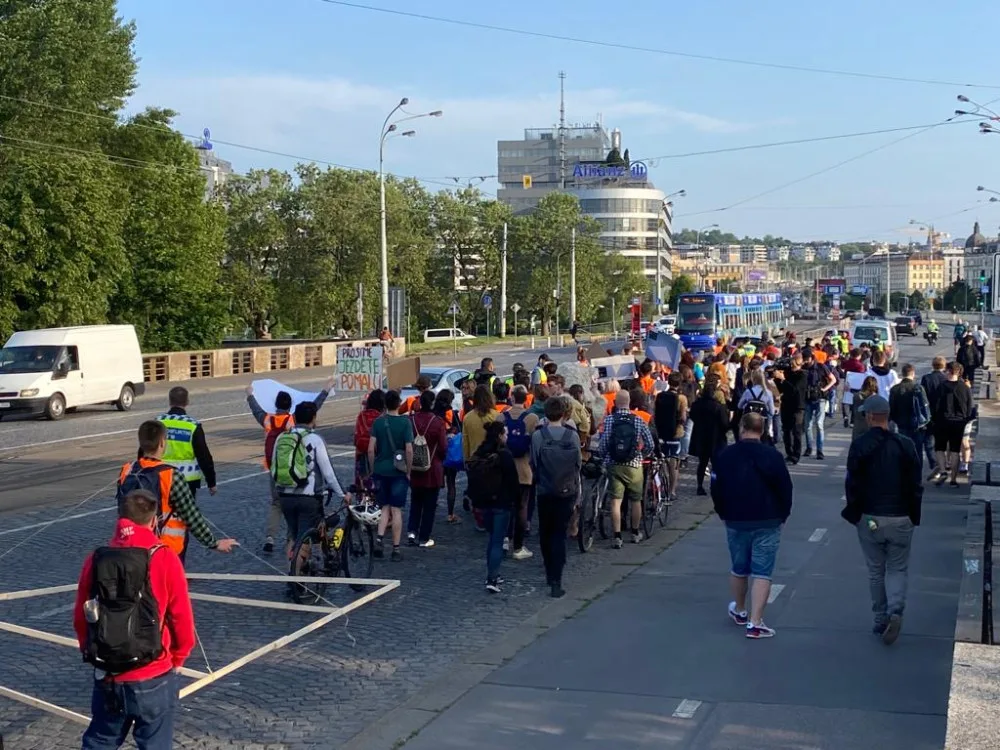 Třicítkáři dnes blokovali dopravu v Praze dvěma pochody