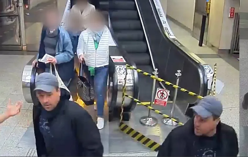 Muž spěchal na metro, cestou dal pěstí kolemjdoucímu. Hledá ho policie