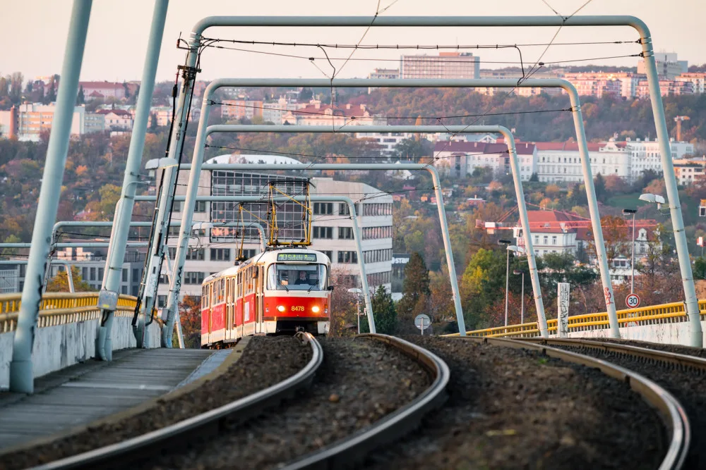Opravy trvaly přes rok. Tramvaje mezi Ohradou a Palmovkou opět pojedou