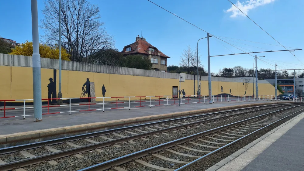 „Náckové jebnutý“. Radnice chce trest pro vandala, který ničí mural na počest Anthropoidu