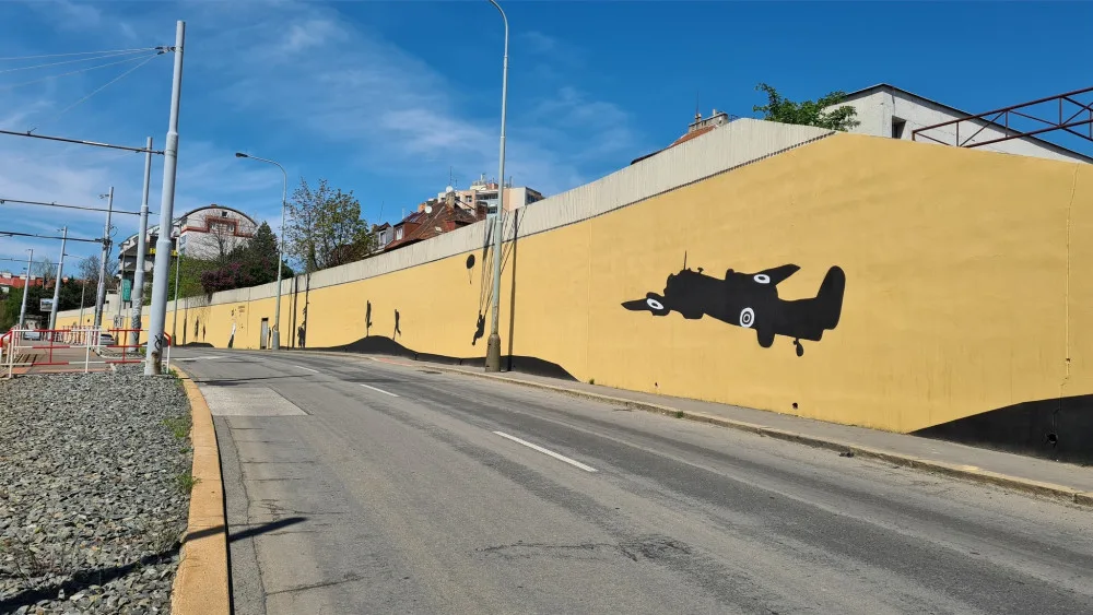 „Náckové jebnutý“. Radnice chce trest pro vandala, který ničí mural na počest Anthropoidu