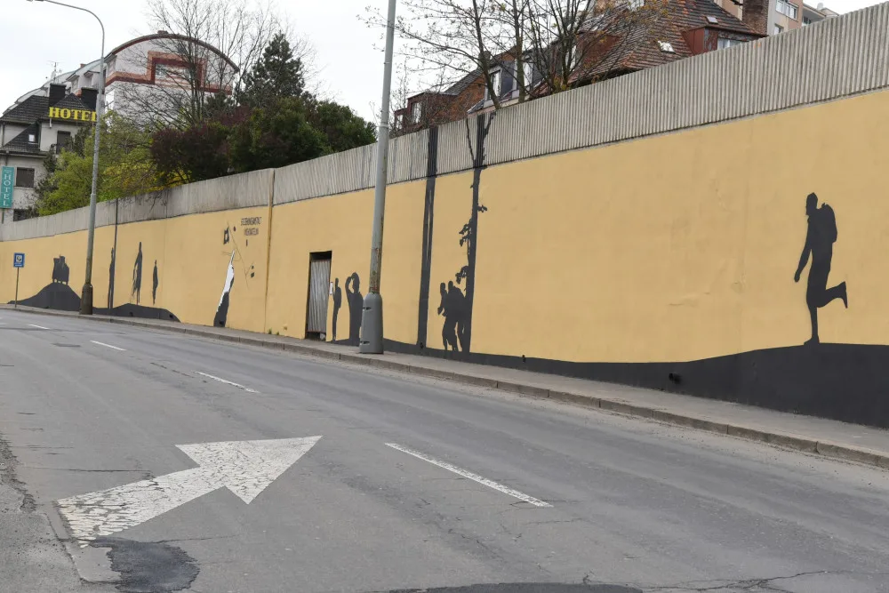 „Náckové jebnutý“. Radnice chce trest pro vandala, který ničí mural na počest Anthropoidu