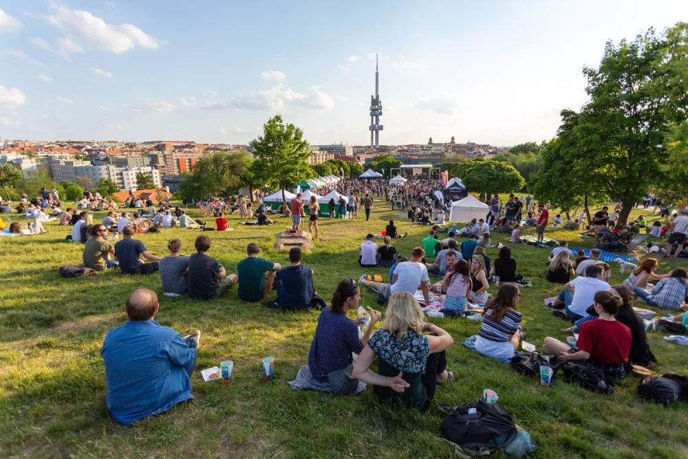 Žižkovské pivobraní je zpět. Nabízí muziku i mistrovství v otáčení pivních tácků