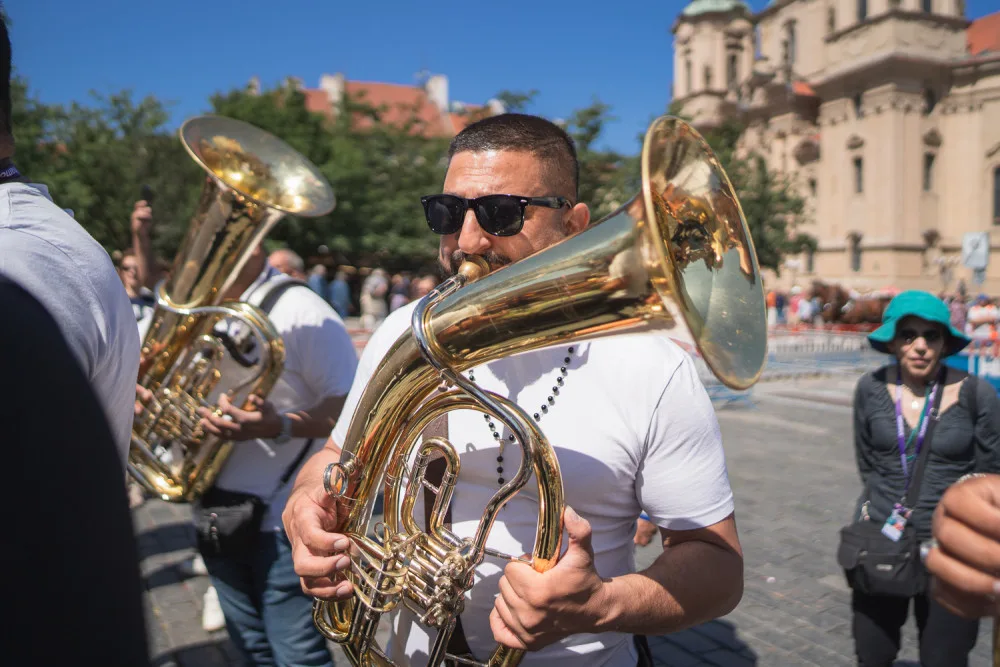 VIDEO: Pestrobarevný průvod festivalu Khamoro zaujal v Praze stovky kolemjdoucích