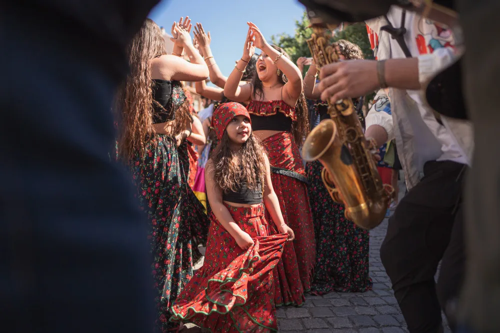 VIDEO: Pestrobarevný průvod festivalu Khamoro zaujal v Praze stovky kolemjdoucích