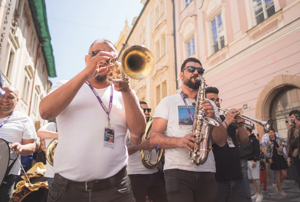 VIDEO: Pestrobarevný průvod festivalu Khamoro zaujal v Praze stovky kolemjdoucích