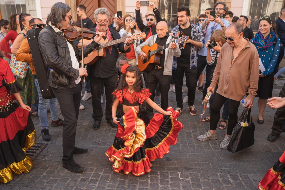VIDEO: Pestrobarevný průvod festivalu Khamoro zaujal v Praze stovky kolemjdoucích