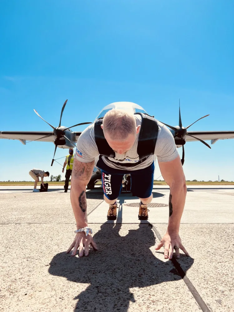 Na letišti v Kbelích strongman Tkadlčík utáhl na laně armádní letoun CASA C-295