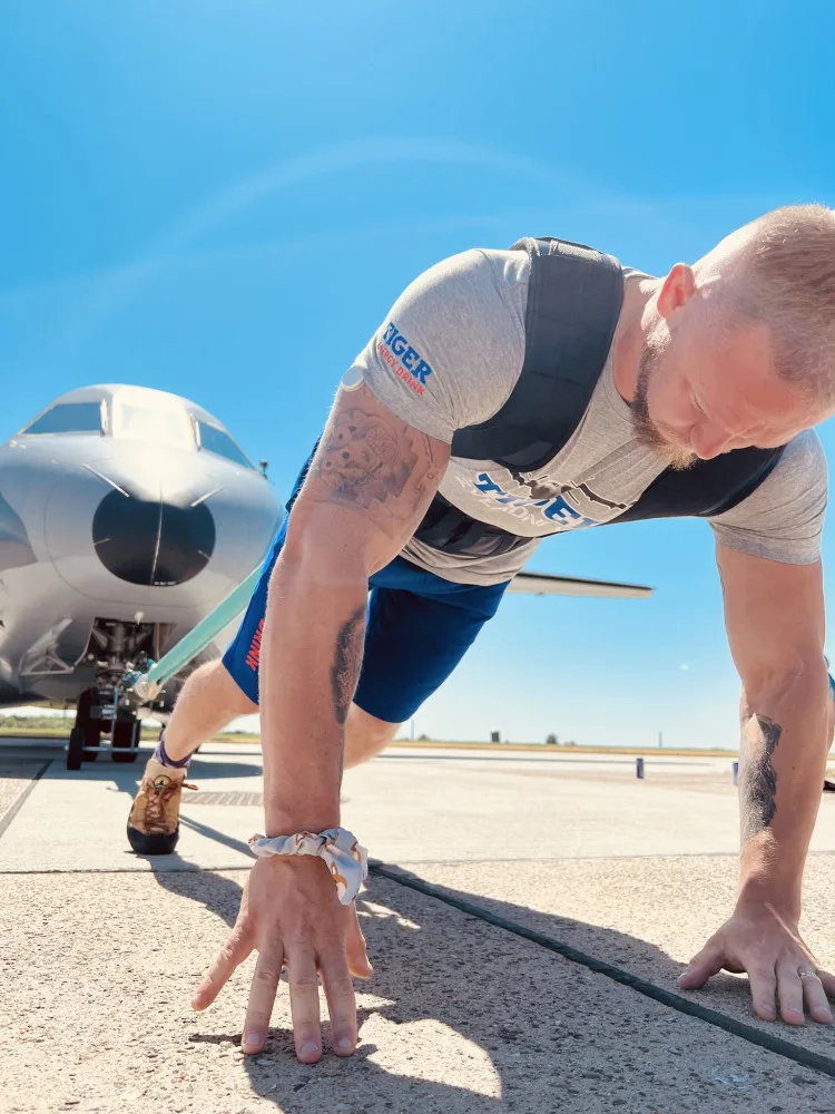 Na letišti v Kbelích strongman Tkadlčík utáhl na laně armádní letoun CASA C-295