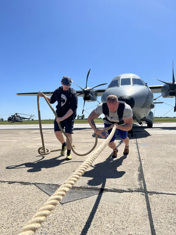Na letišti v Kbelích strongman Tkadlčík utáhl na laně armádní letoun CASA C-295