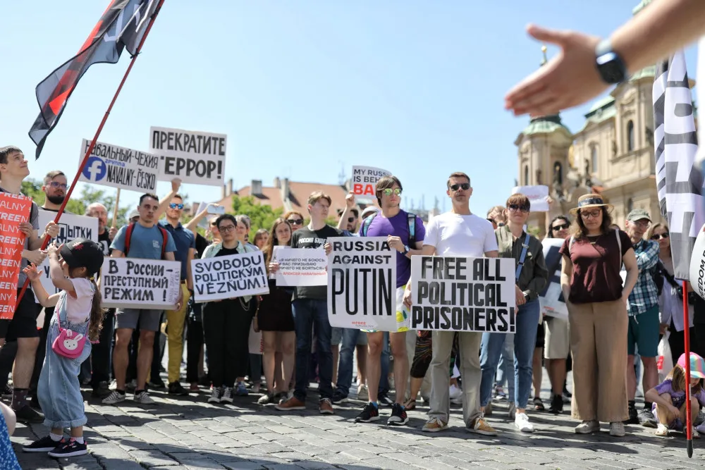 Na Staroměstském náměstí se sešli lidé, aby podpořili politického vězně Alexeje Navalného