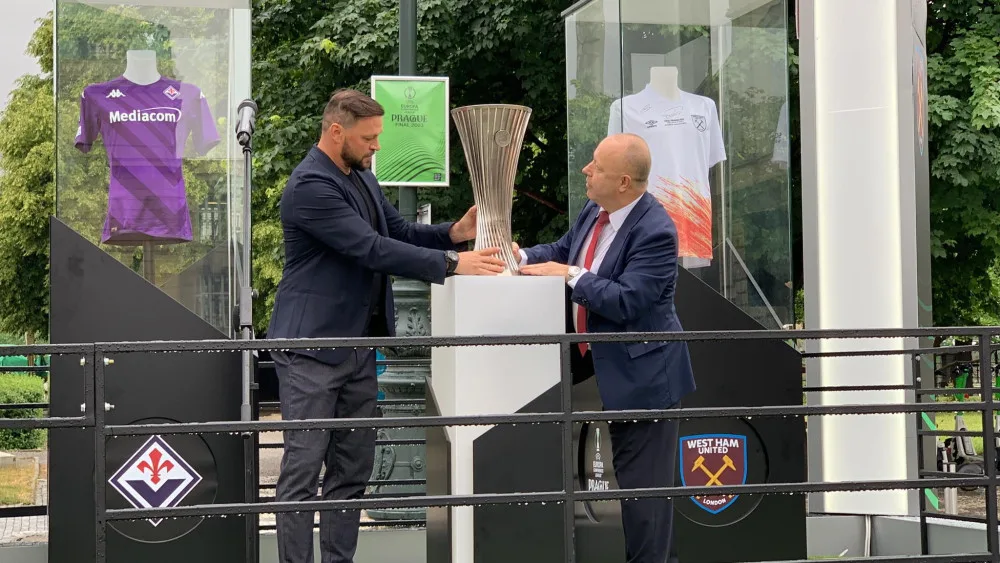 Pohár pro vítěze Evropské konferenční ligy je v Praze. Na fotku čekají fanoušci ve frontě