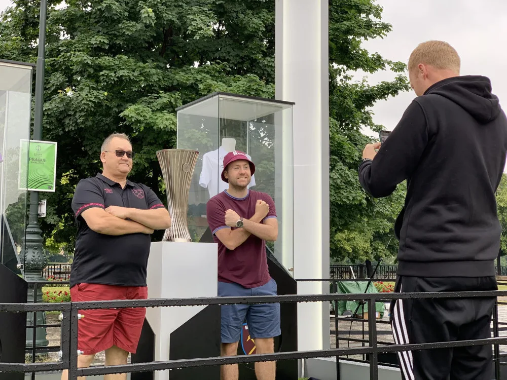 Pohár pro vítěze Evropské konferenční ligy je v Praze. Na fotku čekají fanoušci ve frontě