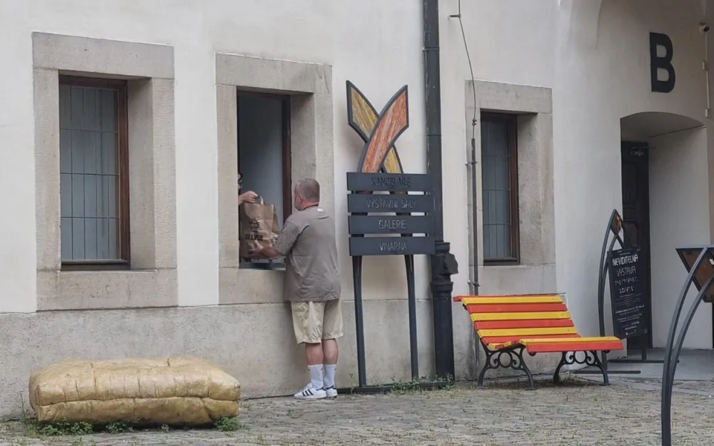 Na nádvoří Novoměstské radnice funguje výdejna potravinové banky pro lidi v těžké situaci