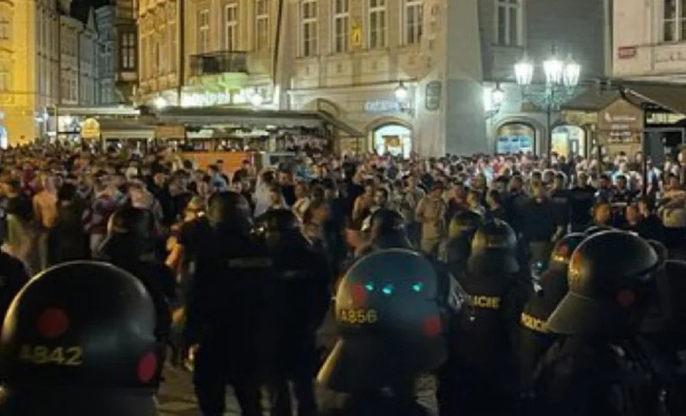 Fanoušci West Hamu se v centru Prahy střetli s policejními těžkooděnci