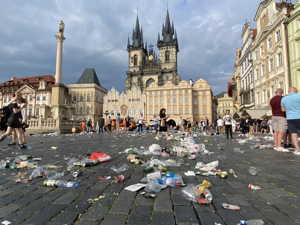 Fanoušci po sobě nechali v centru Prahy spoušť. Starostka napíše velvyslancům