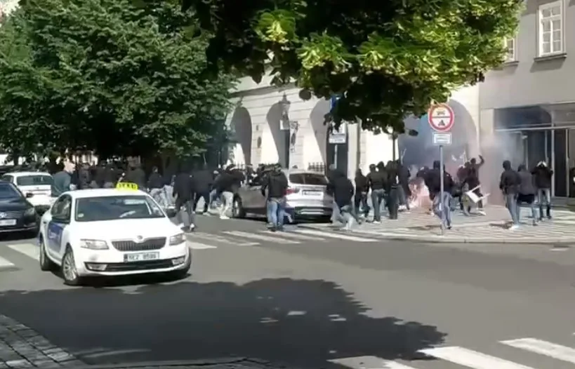 Policisté zadrželi 23 fotbalových fanoušků. Tři zůstali v policejních celách