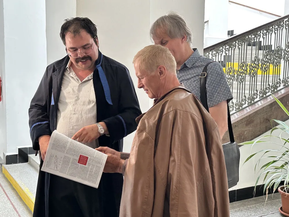 VIDEO: Provokatér, který vyzýval ke stržení ukrajinské vlajky, nesmí do Prahy. Nehodlá to respektovat