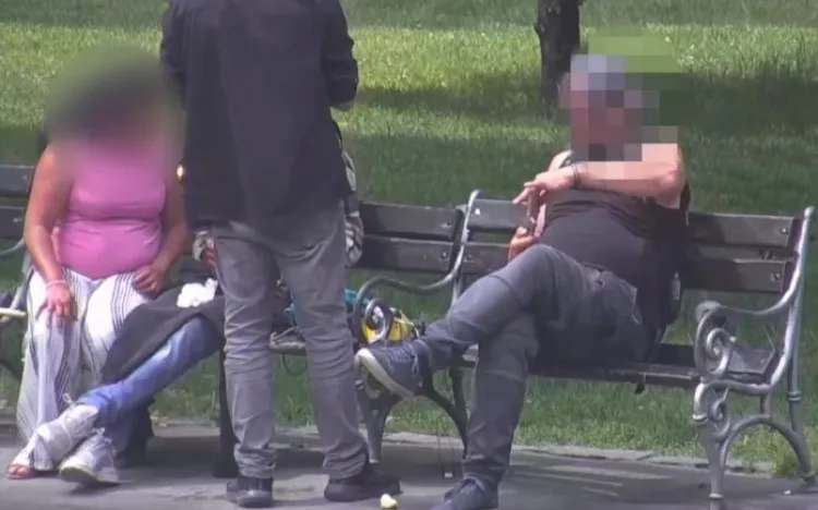 Hledaný muž si pohrával s nožem u hlavního nádraží. Skončil v poutech