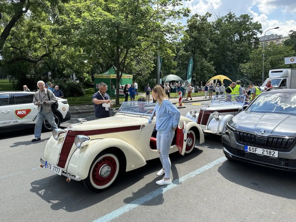 VIDEO: Centrum Prahy zaplnila historická auta, vydají se na závod do Bratislavy a zpět