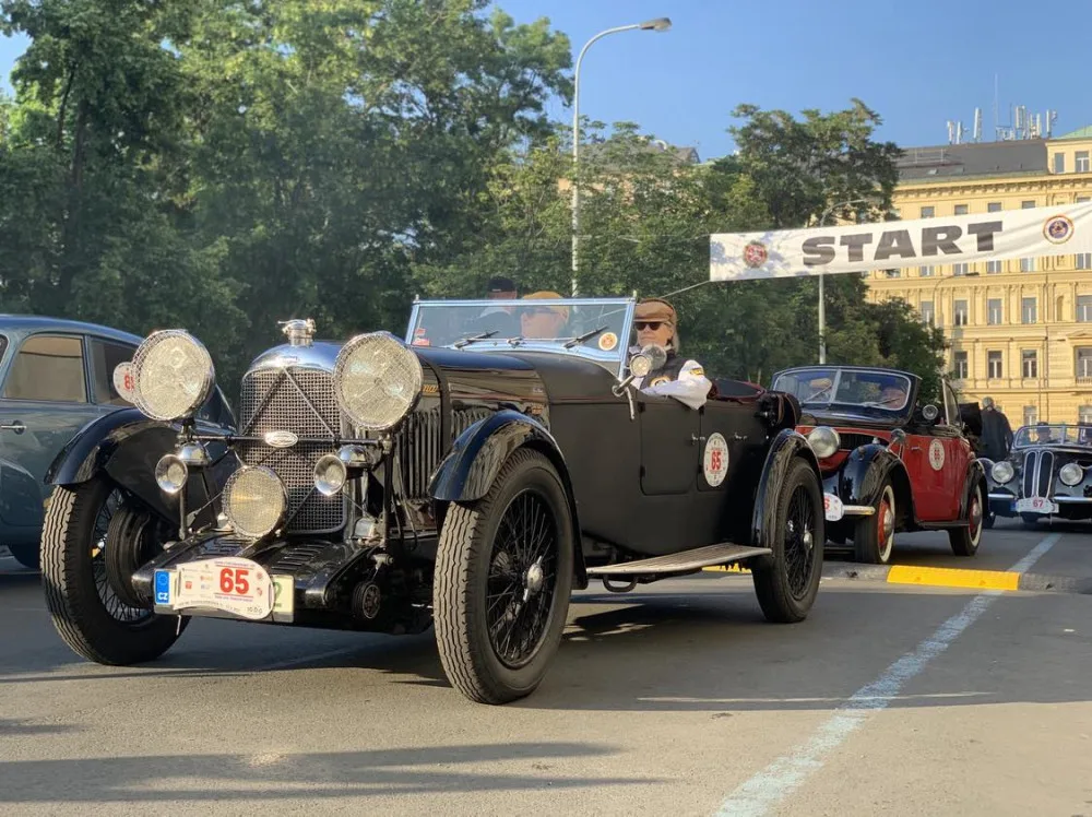 V Praze dnes odstartoval závod veteránů 1000 mil československých