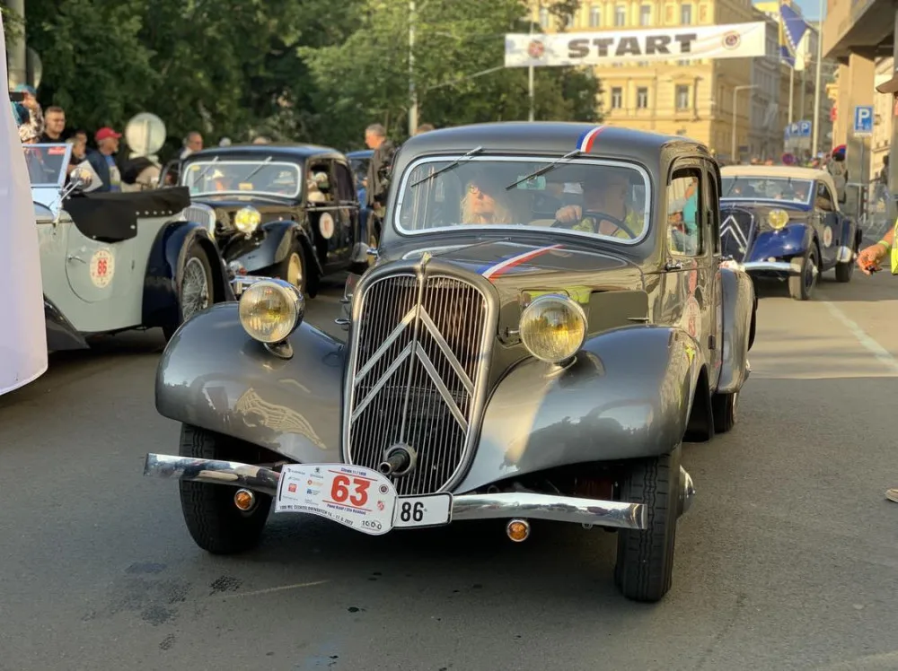 V Praze dnes odstartoval závod veteránů 1000 mil československých