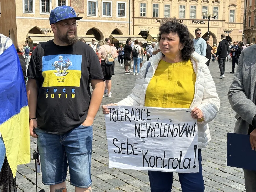 Romové a Ukrajinci se na pietní akci sešli v centru Prahy, odmítli kolektivní vinu a xenofobii
