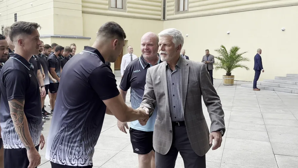 VIDEO: Prezident Pavel uvítal na Hradě novozélandské ragbisty. Předvedli mu tradiční haku
