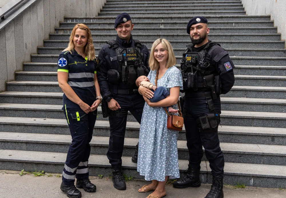 Maminka s Louisem, policisty a operátorkou.