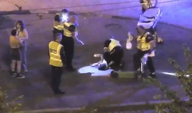 VIDEO: Muž při jízdě na sdílené koloběžce spadl obličejem na zem. Skončil v nemocnici