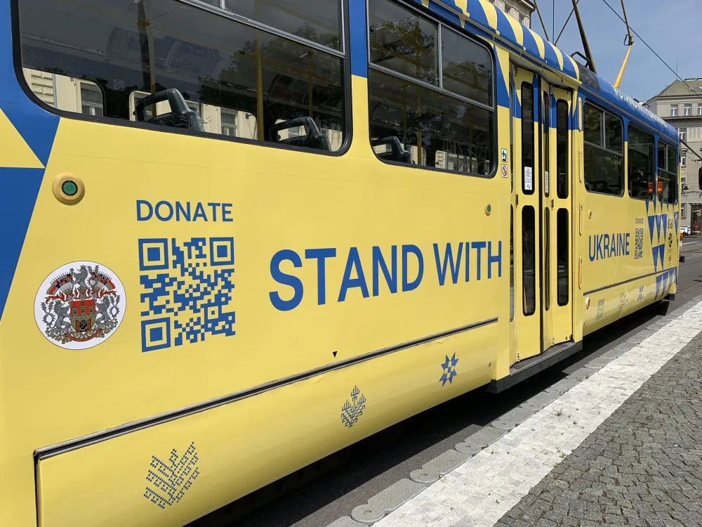 VIDEO: Prahou nově jezdí tramvaj v ukrajinských národních barvách