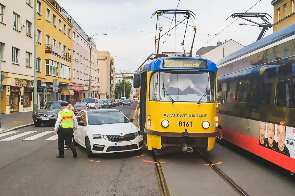 Ukrajinskou tramvaj, která není v provozu ani den, nabouralo auto