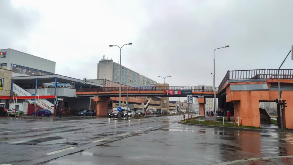 Lávka u metra Háje vede přes Opatovskou ulici.