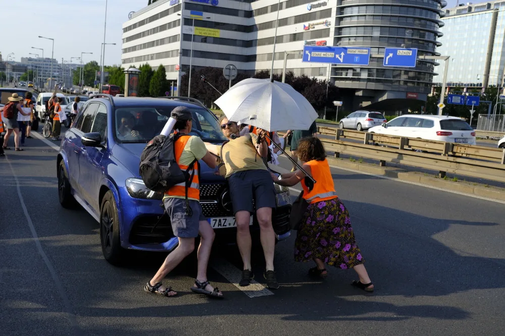 VIDEO: Do třicítkářů najelo při pochodu na magistrále auto, podle policie sami porušili zákon